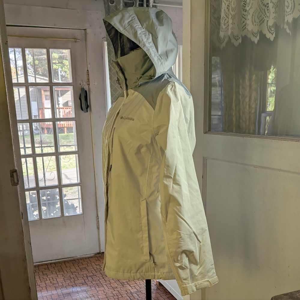 Columbia Women's White and Gray Rain Jacket - Picture 7 of 16